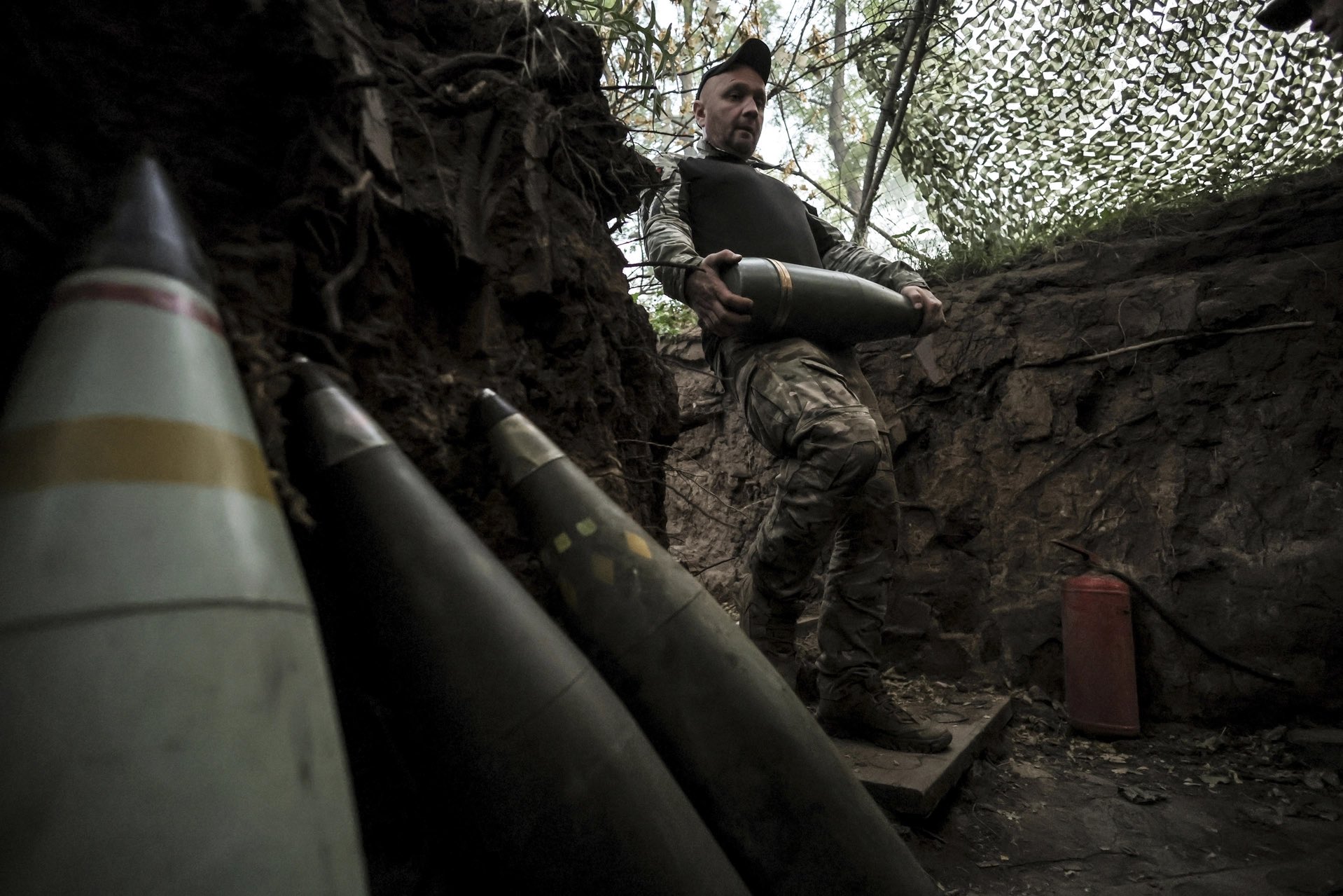 Republicans criticize Ukraine arms suspension