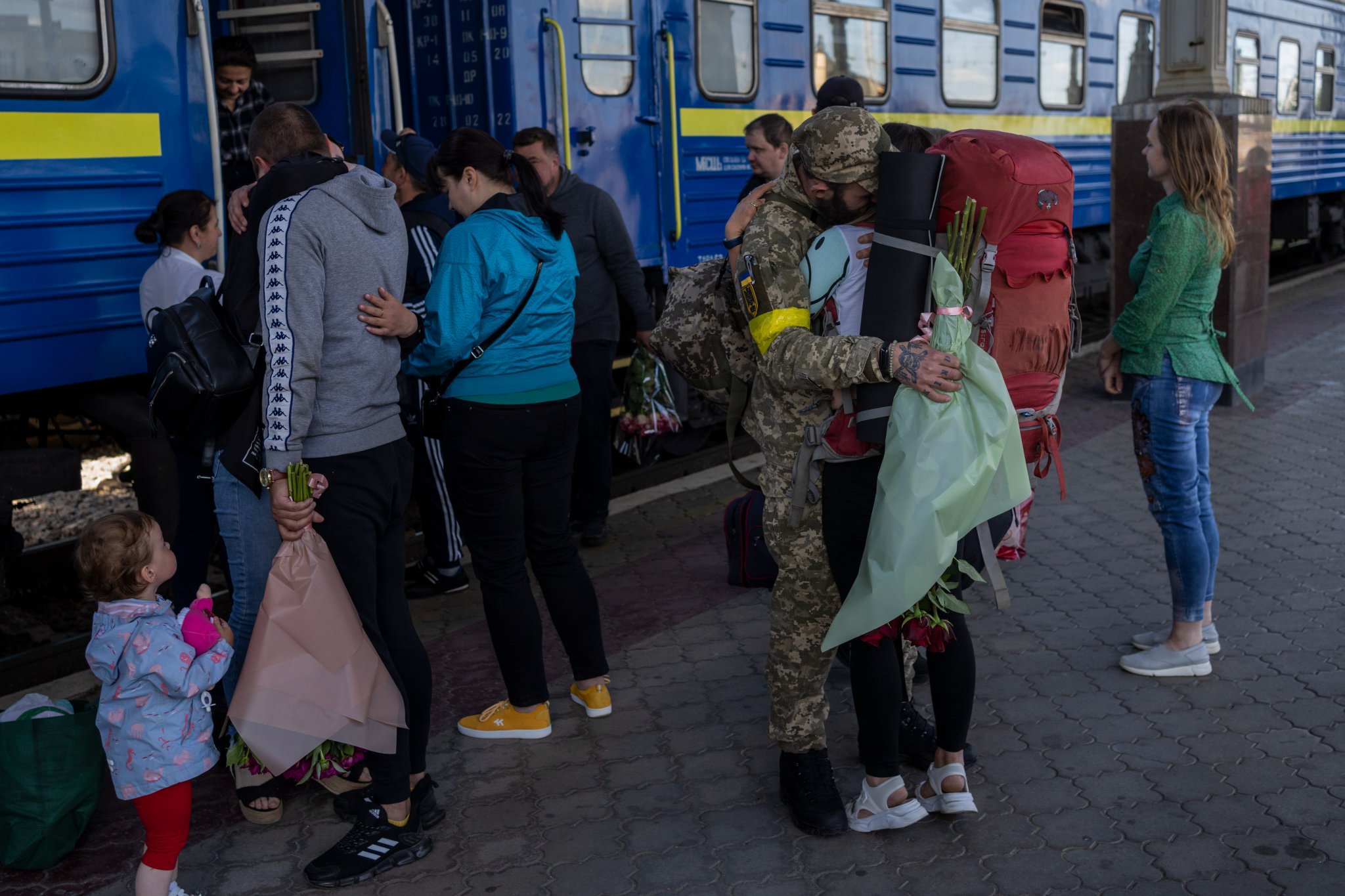 Kharkiv railway station: Ukrainians meet relatives after three-month separation