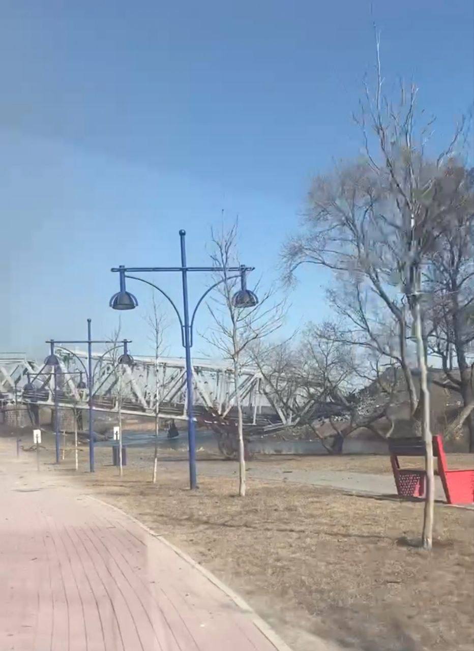 Pont ferroviaire détruit sur la rivière Irpin