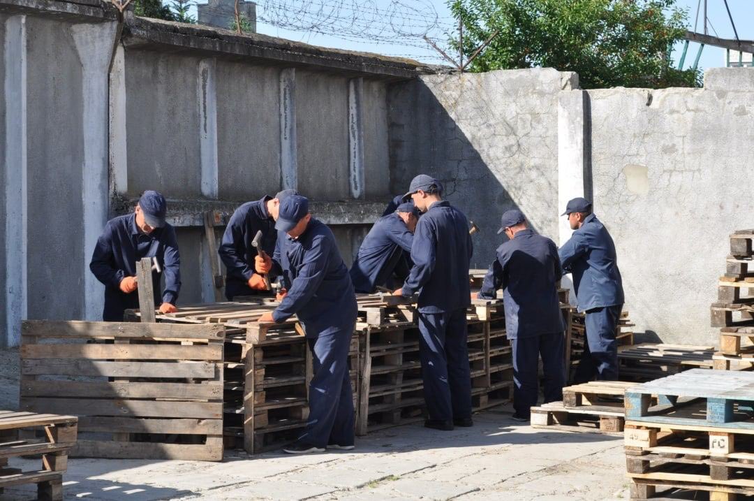 Ukrainian prisoner camp better than Russian military housing