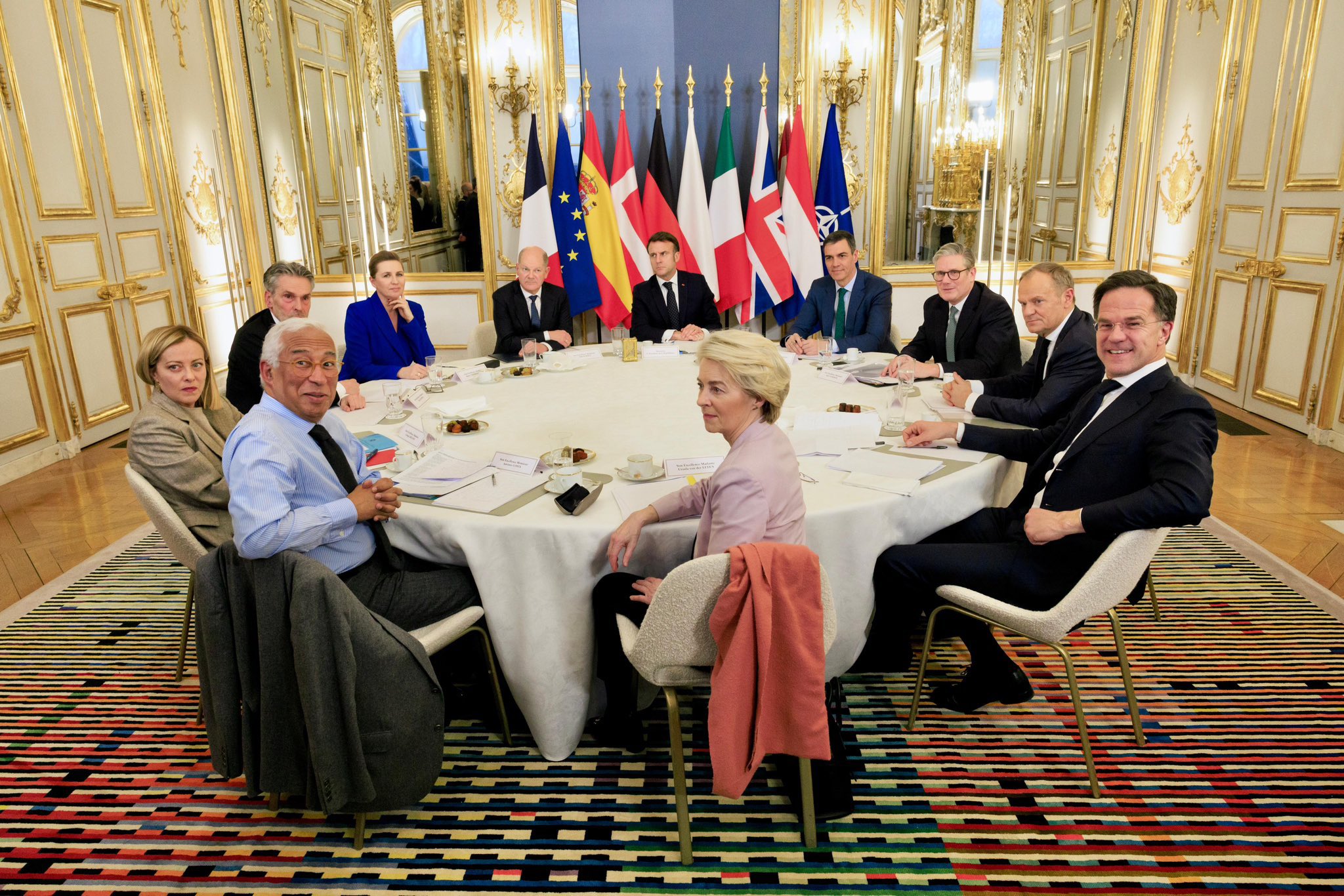 Zelenskyy discusses security guarantees with Macron