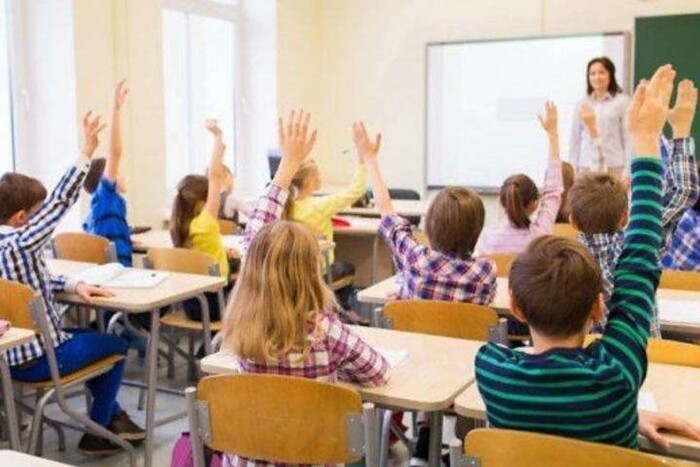 Ministry: Over 80% of schools have generators, but not enough for full schooling