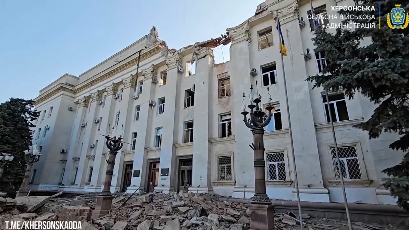 Russian forces struck Kherson: injuries and damage
