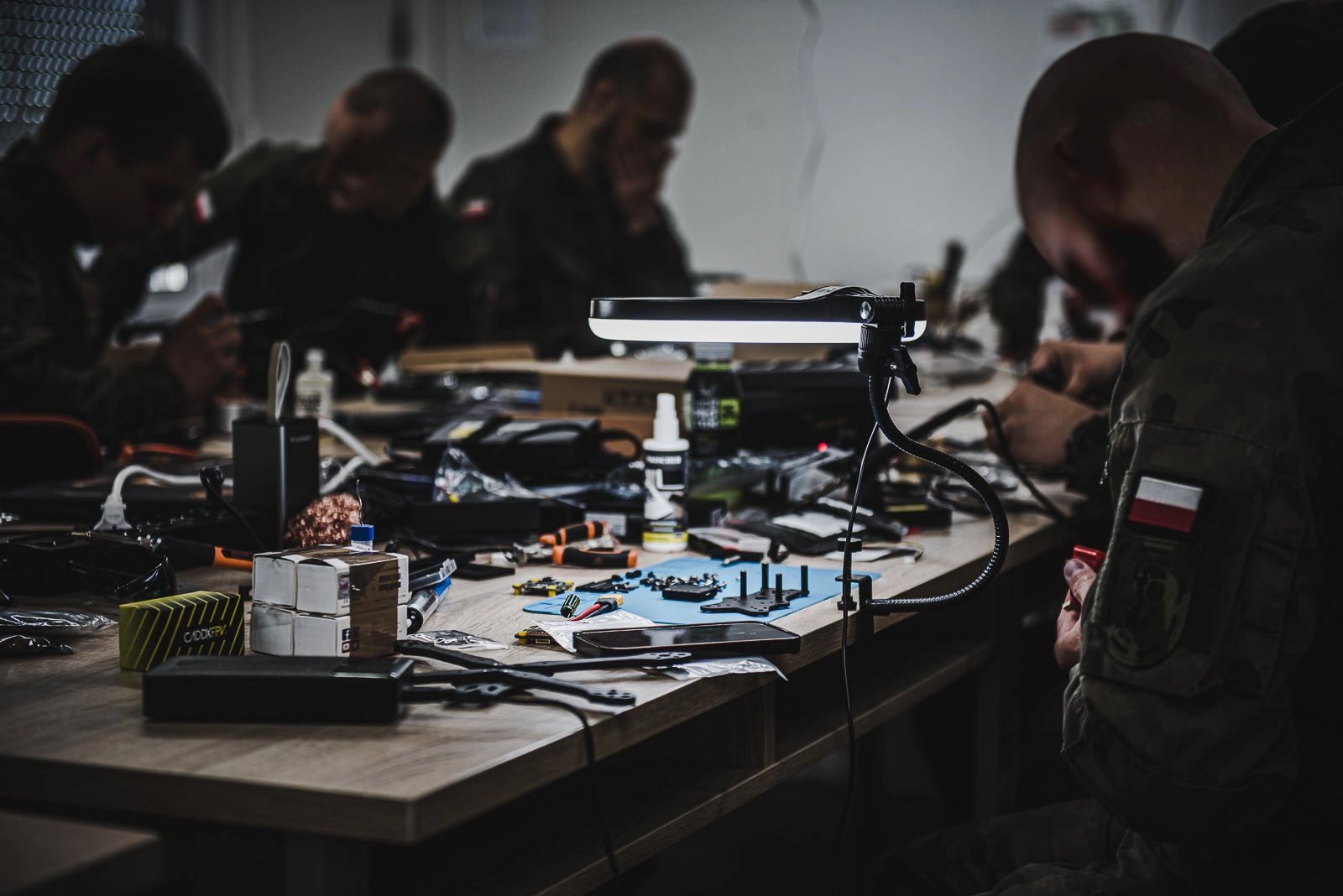 Polish tankers learn FPV drone assembly from 1st Warsaw Armored Brigade