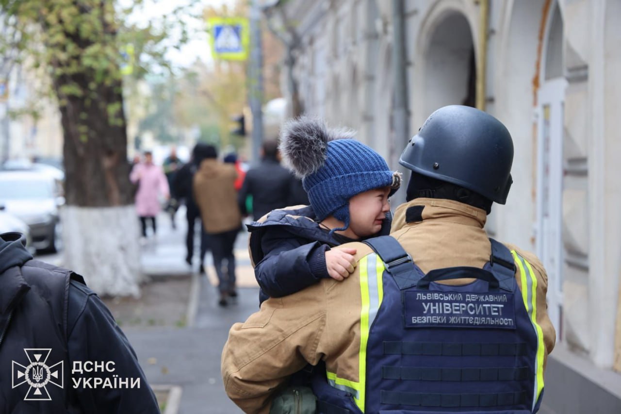 Secouristes sauvant des enfants après une attaque à Kharkiv