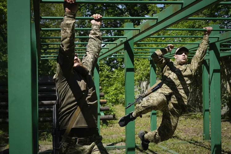 Experts and officials question Ukraine’s recruitment goal
