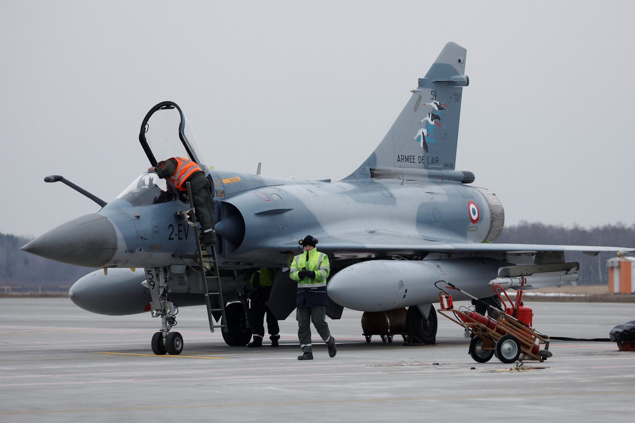France helps strengthen air defense and Mirage