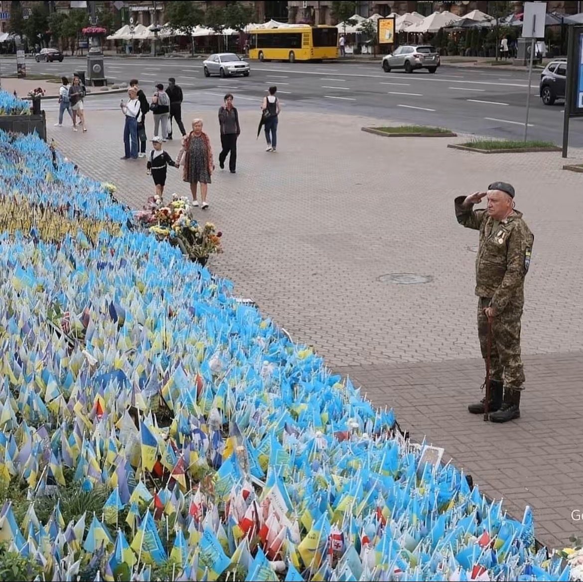 Ukrainian soldier commemorates fallen defenders in Kyiv