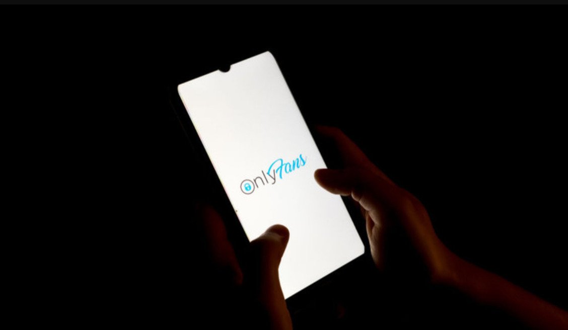 OnlyFans model urges Zelensky to decriminalize porn, registers petition