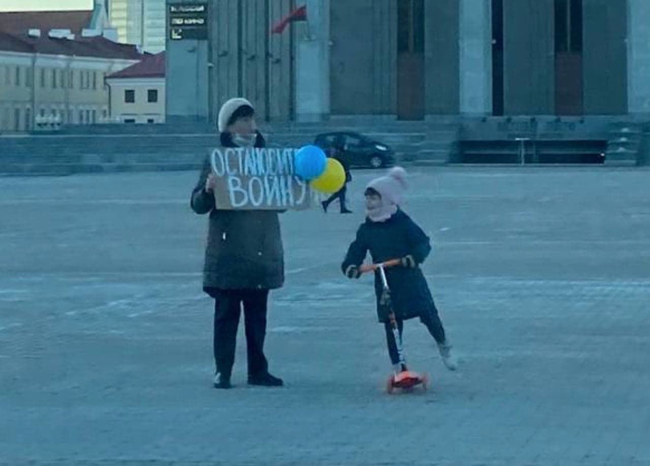 Woman with child detained for anti-war protest