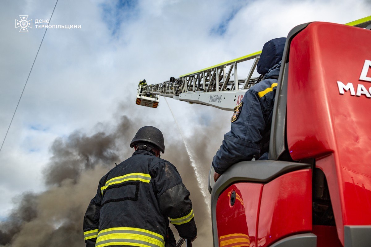 In Ternopil, rescuers put out fires after yesterday’s attack