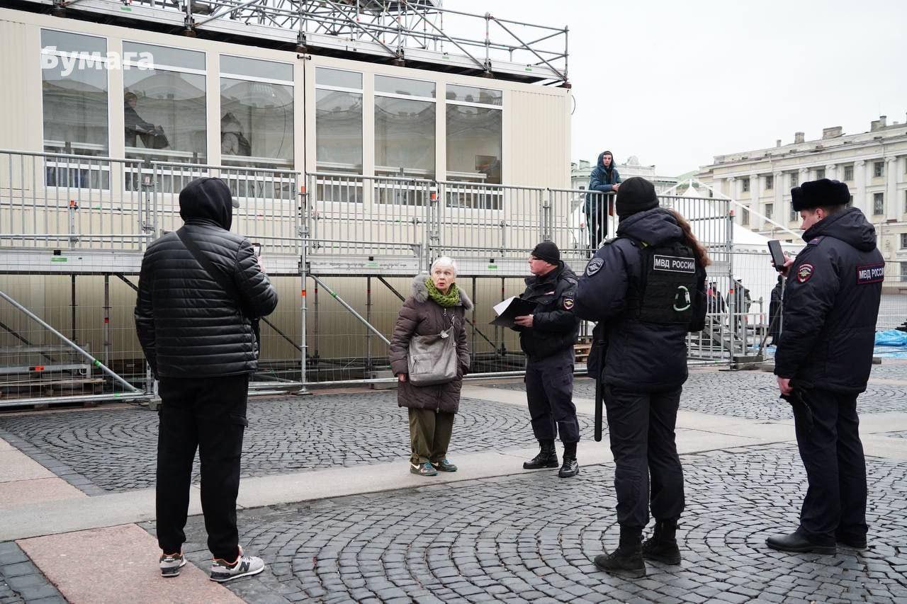 83-year-old woman detained in St. Petersburg for anti-war poster on Palace Square