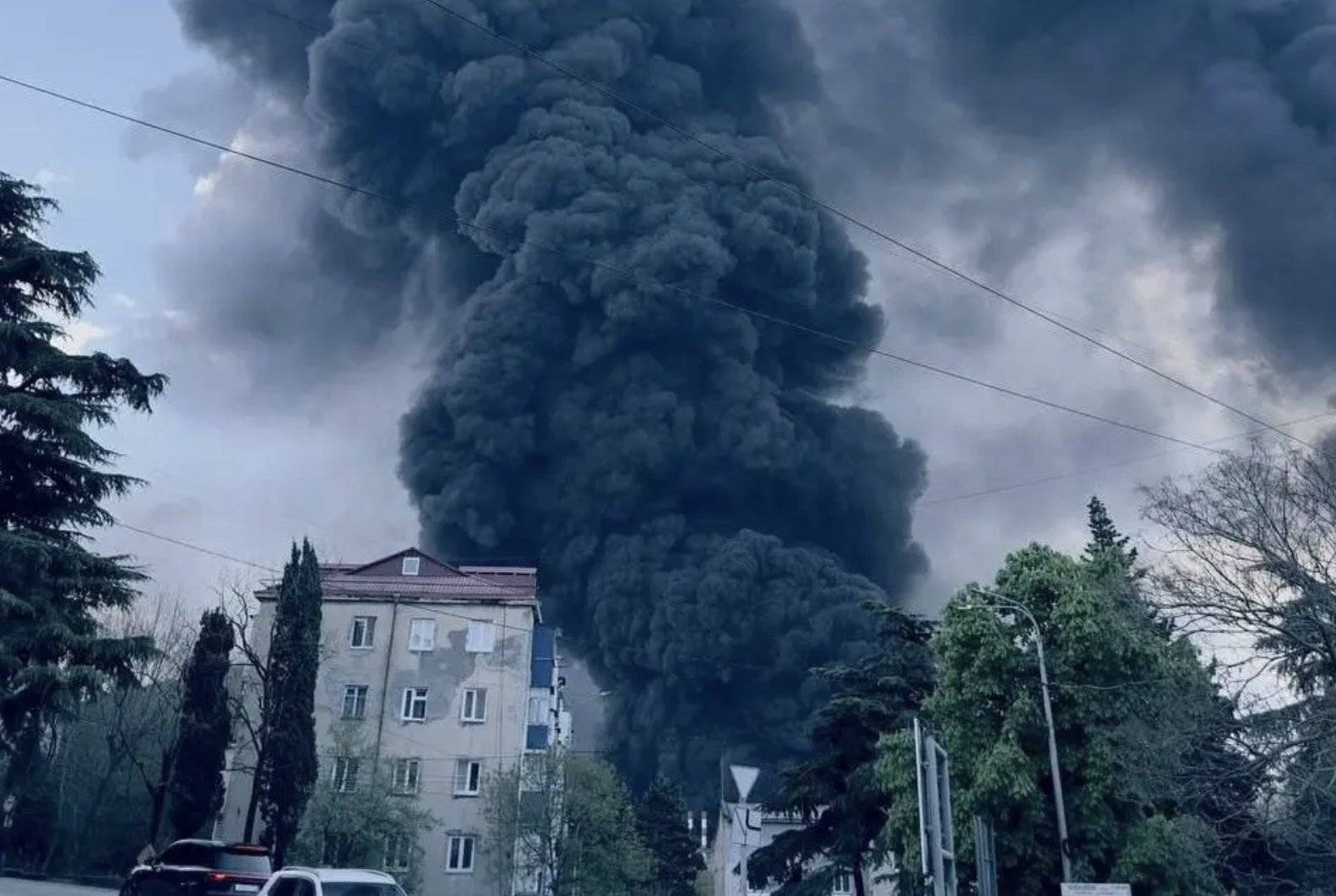 Ukrainian Drones Strike Tuapse Refinery, Fire Burns Three Days