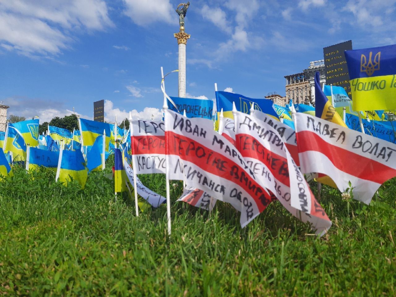 Maidan: Belarusian flags honor fighters
