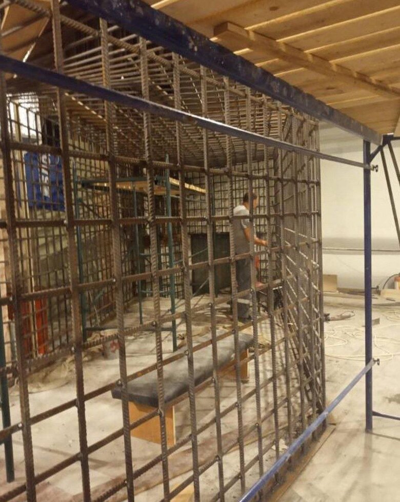 Invaders Prepare Lynching of Mariupol Defenders, Installing Cages