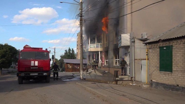 Russian forces attack Lysychansk oil refinery and shell city