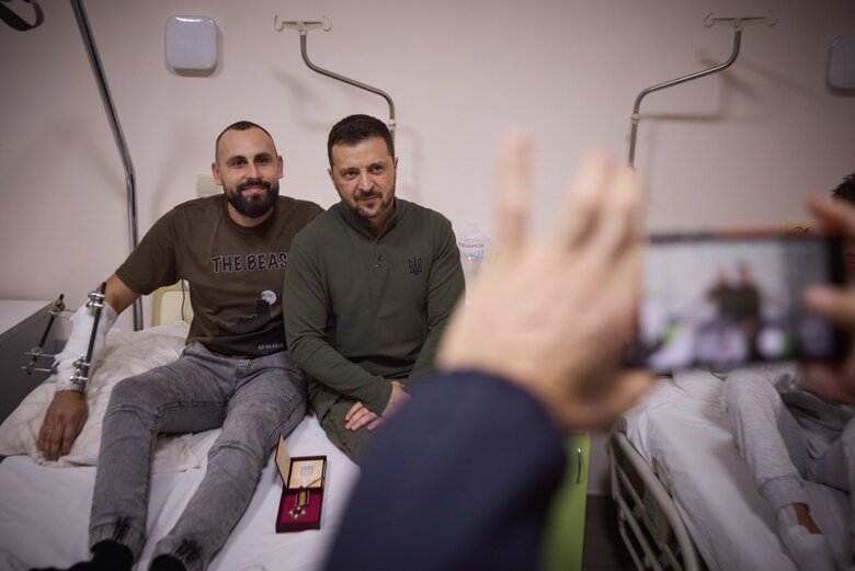 Zelenskiy visited injured Uzhhorod soldiers and awarded them