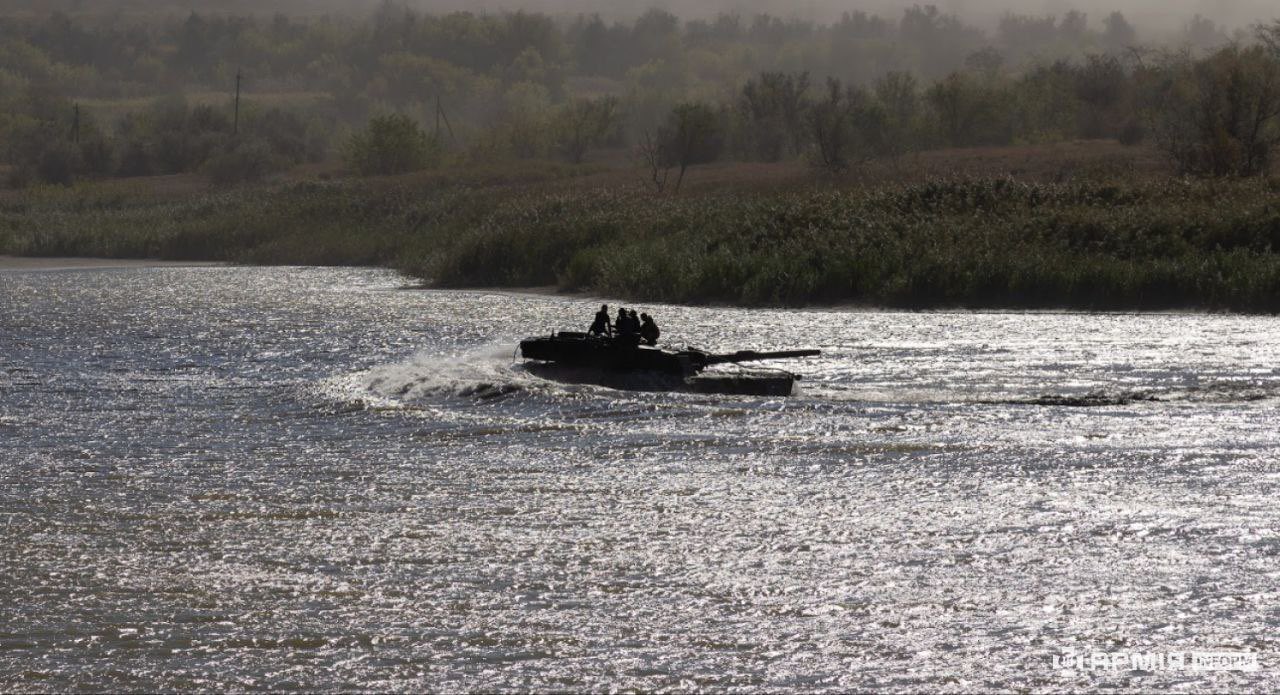 Leopard 2A4 training water obstacle with M88 Hercules in Donetsk