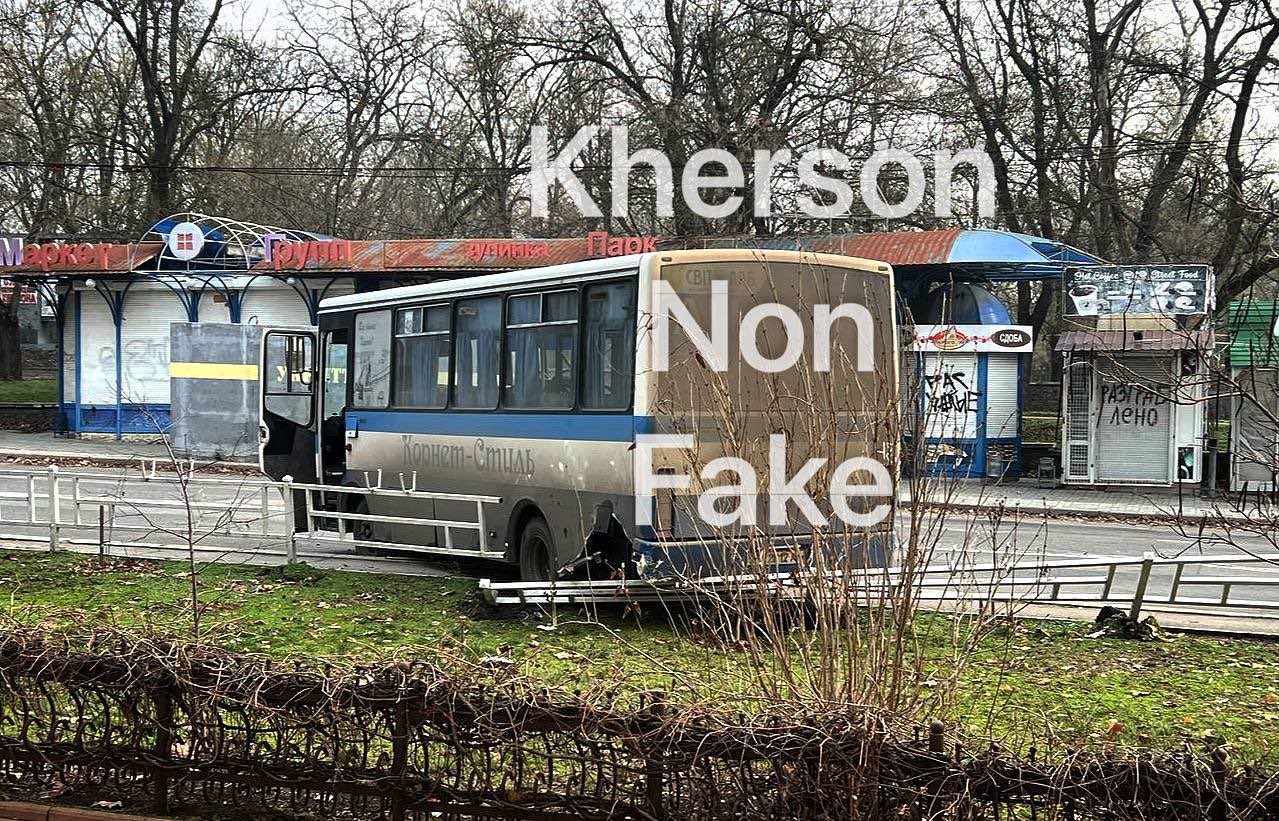 Kherson: Russians attack a public bus in the center