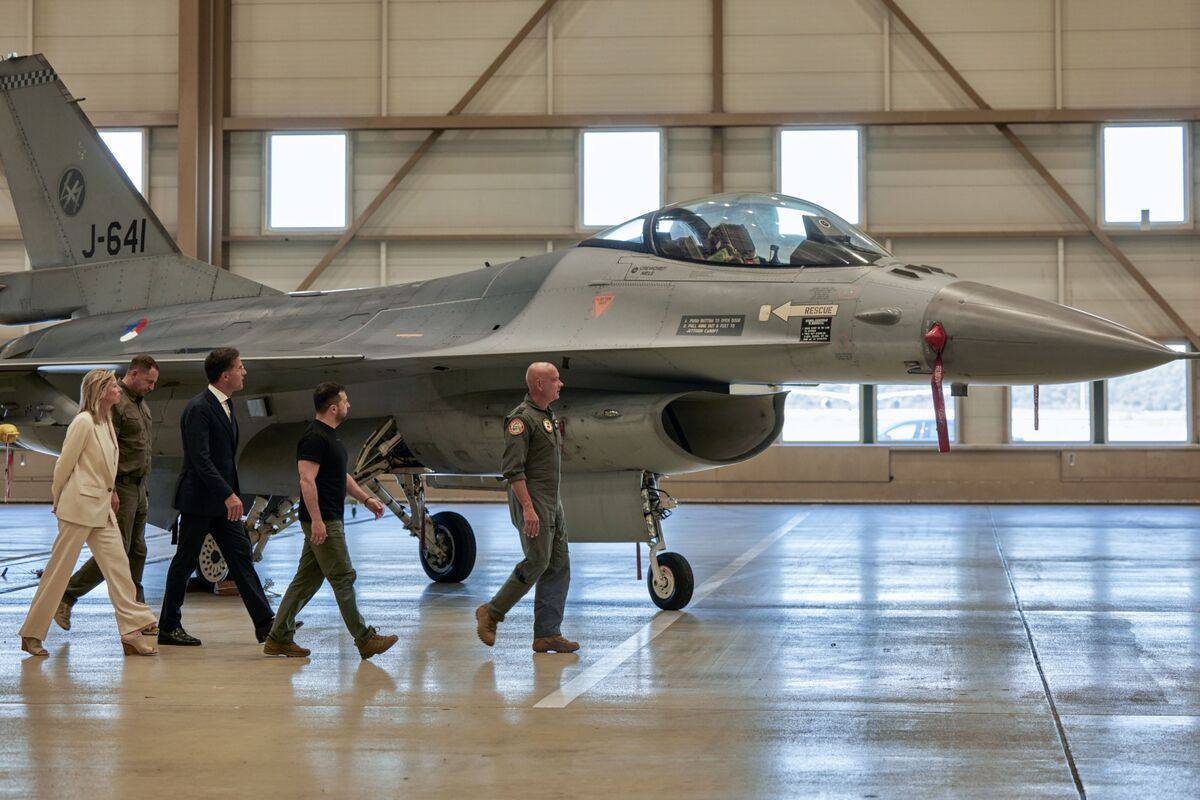 Ukraine receives first batch of F-16 after wait