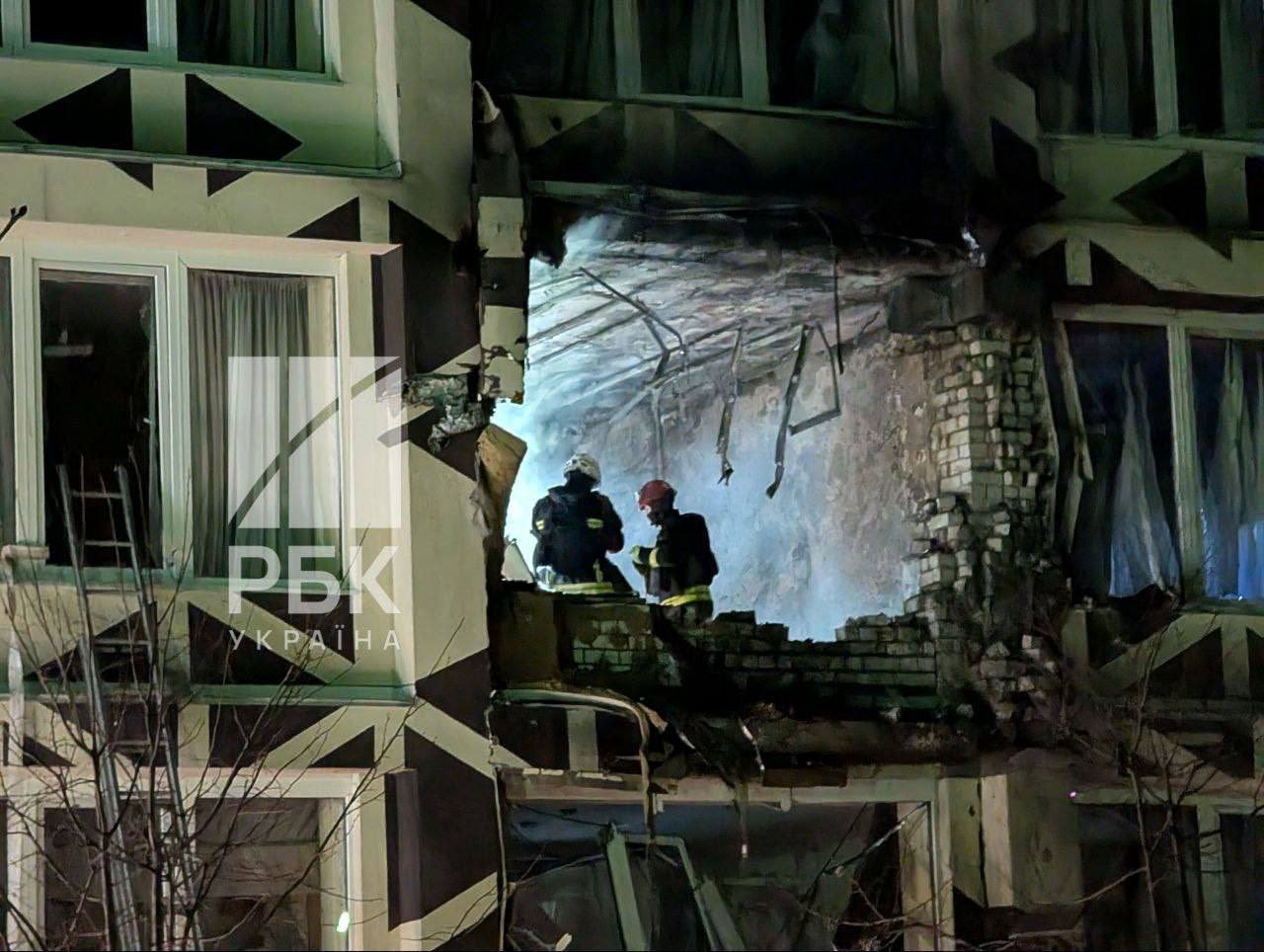 Russia hits Kyiv hospital with drone, killing civilian; contrast with US capture tactics.