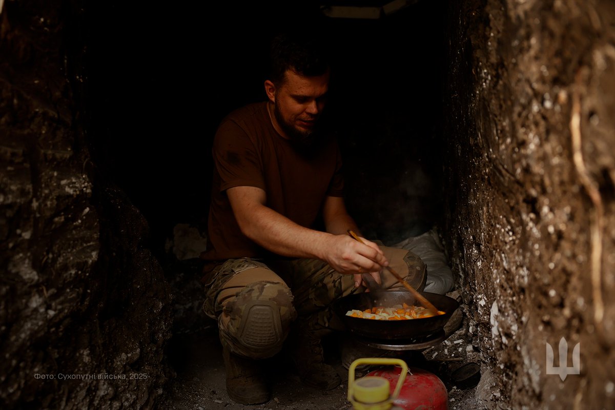 M777 howitzer crew cooks under drone threat