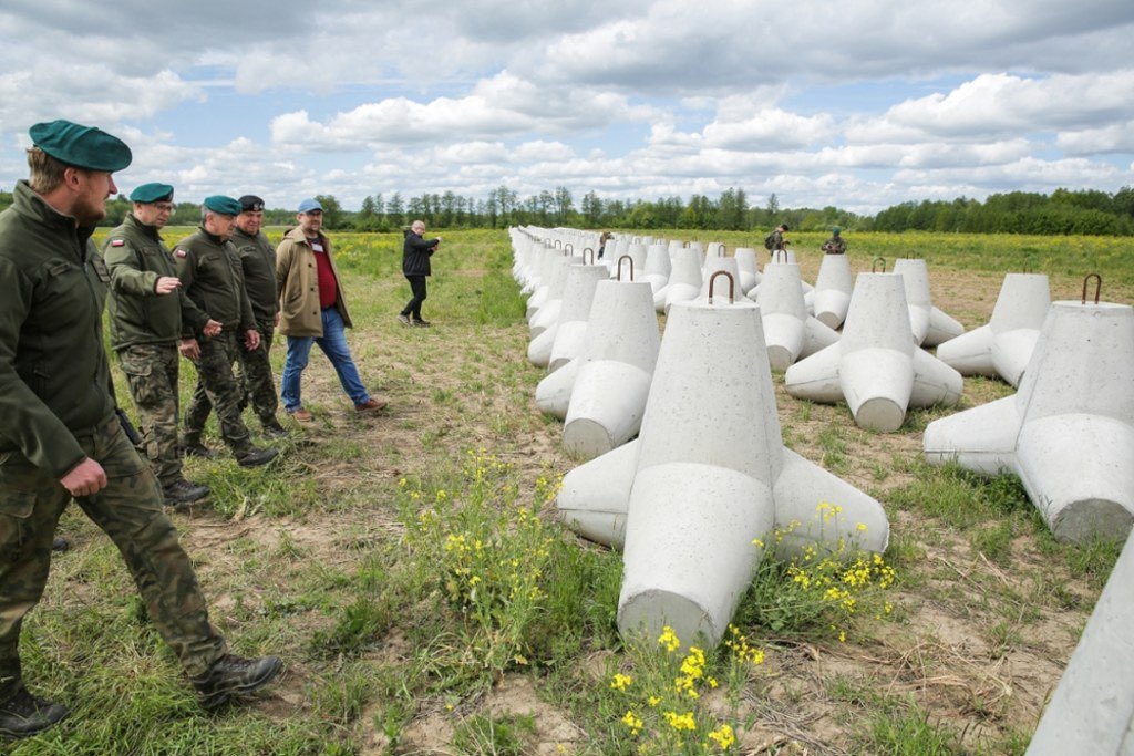 Poland Fortifies Borders with Kaliningrad and Belarus Amidst Growing Tensions