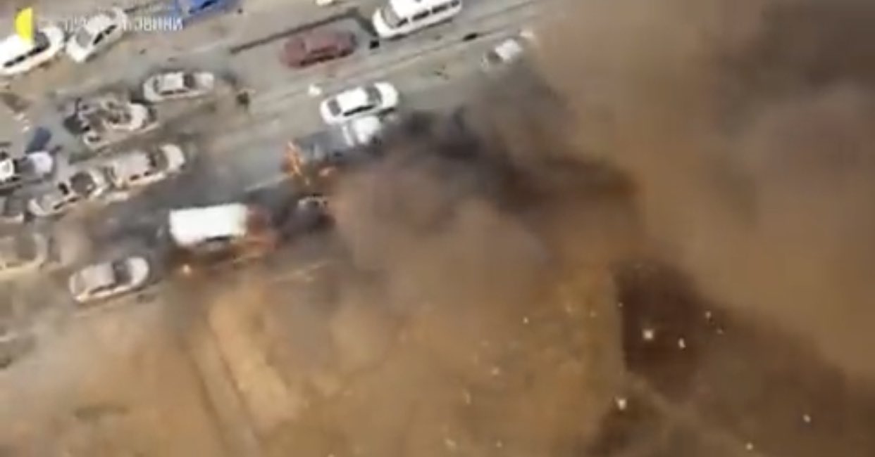 Véhicules en feu sur le corridor humanitaire d’Irpin