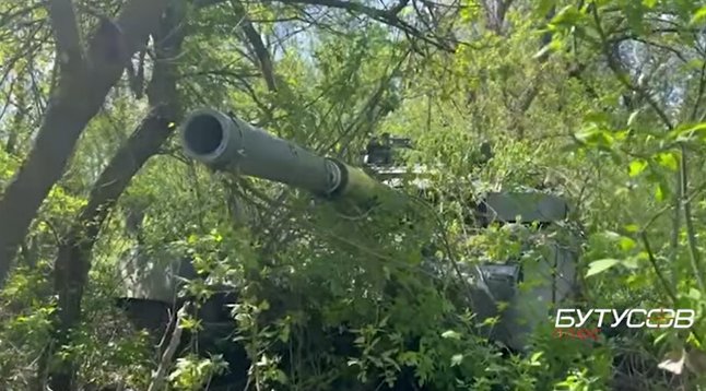 Crew of captured T-80BVM destroys Russian tank