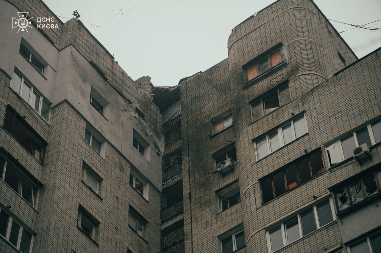 Attack of Shaheds: debris fell on a Kyiv apartment building