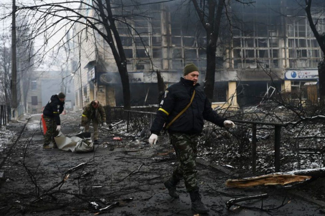Russians bomb Mariupol evacuation routes