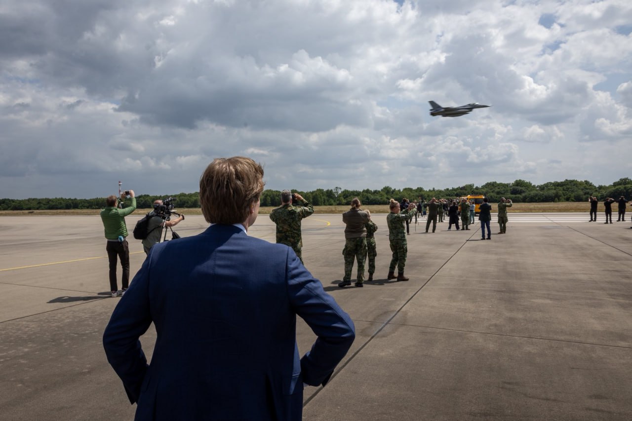 Pays-Bas envoient leurs derniers F-16 à l’Ukraine
