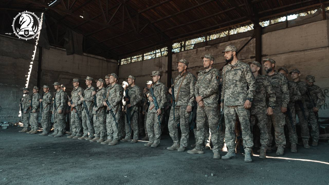 47th Brigade Chief Sergeant gives arm patches to Shkval special battalion ex-convicts