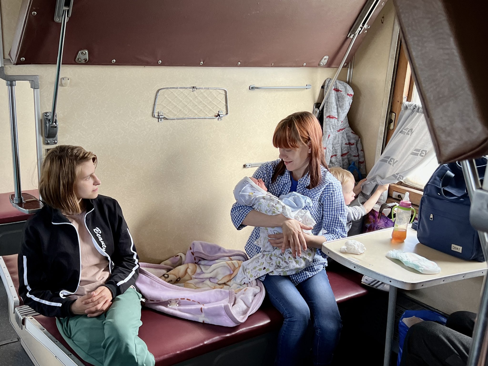 Ukrainian family flees Russian shelling