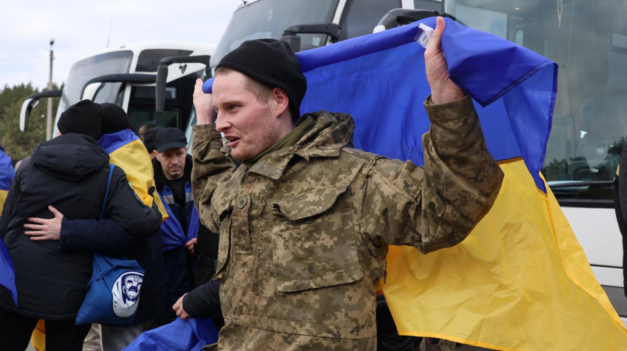 Russian torture of Ukrainian prisoners: taped eyes, sleep deprivation