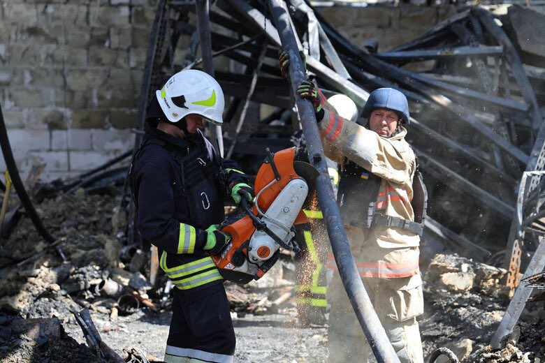 In Kharkiv, debris from Epitsentr strike cleared on site
