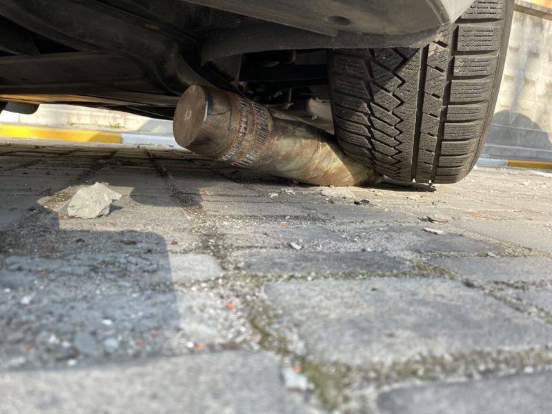 Artillery shell stuck under car in Irpin