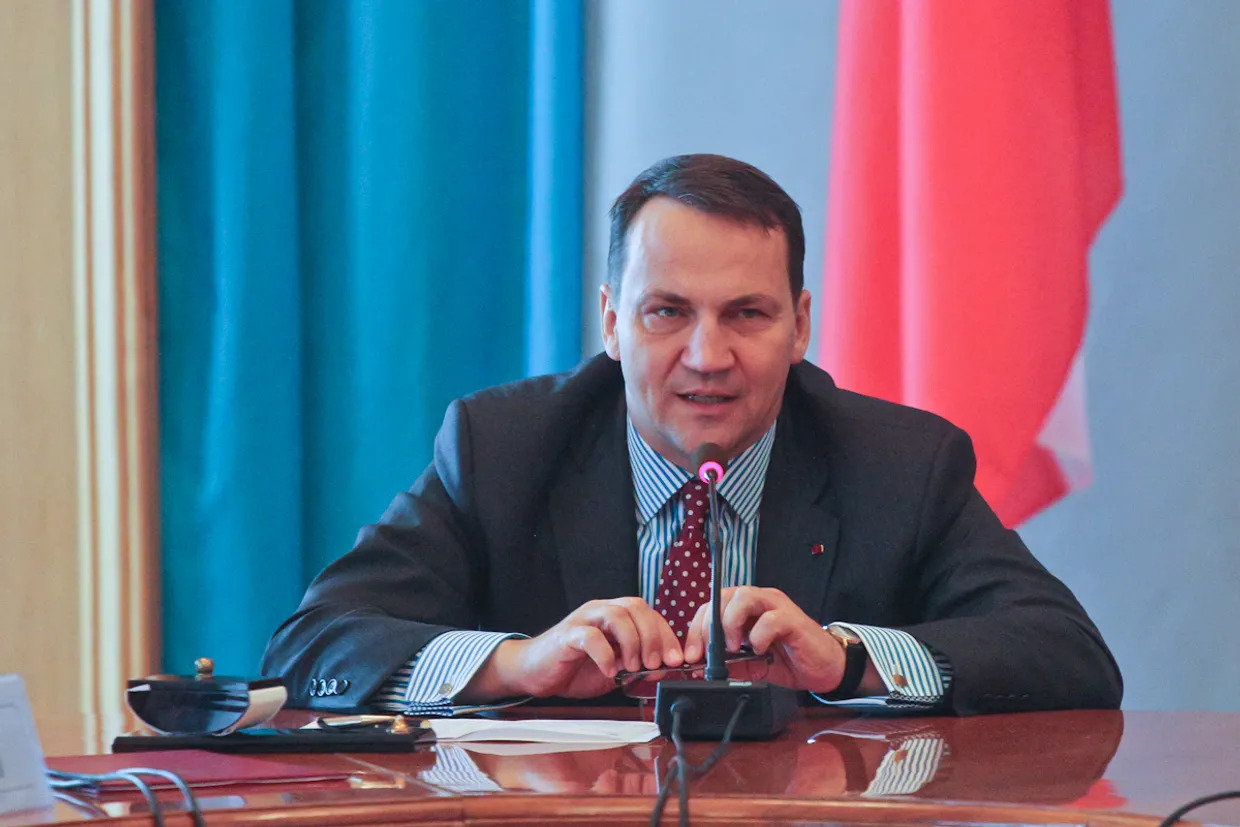 Sikorski: No evidence Putin is preparing to use nuclear weapons