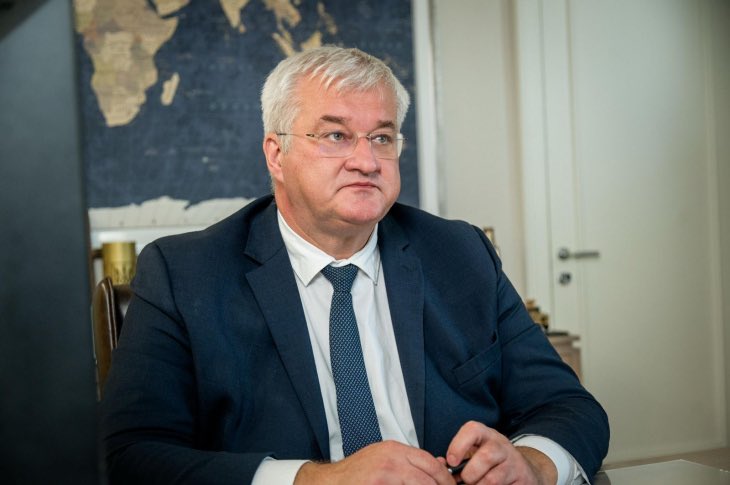 Ukraine bans entry to three Hungarian generals