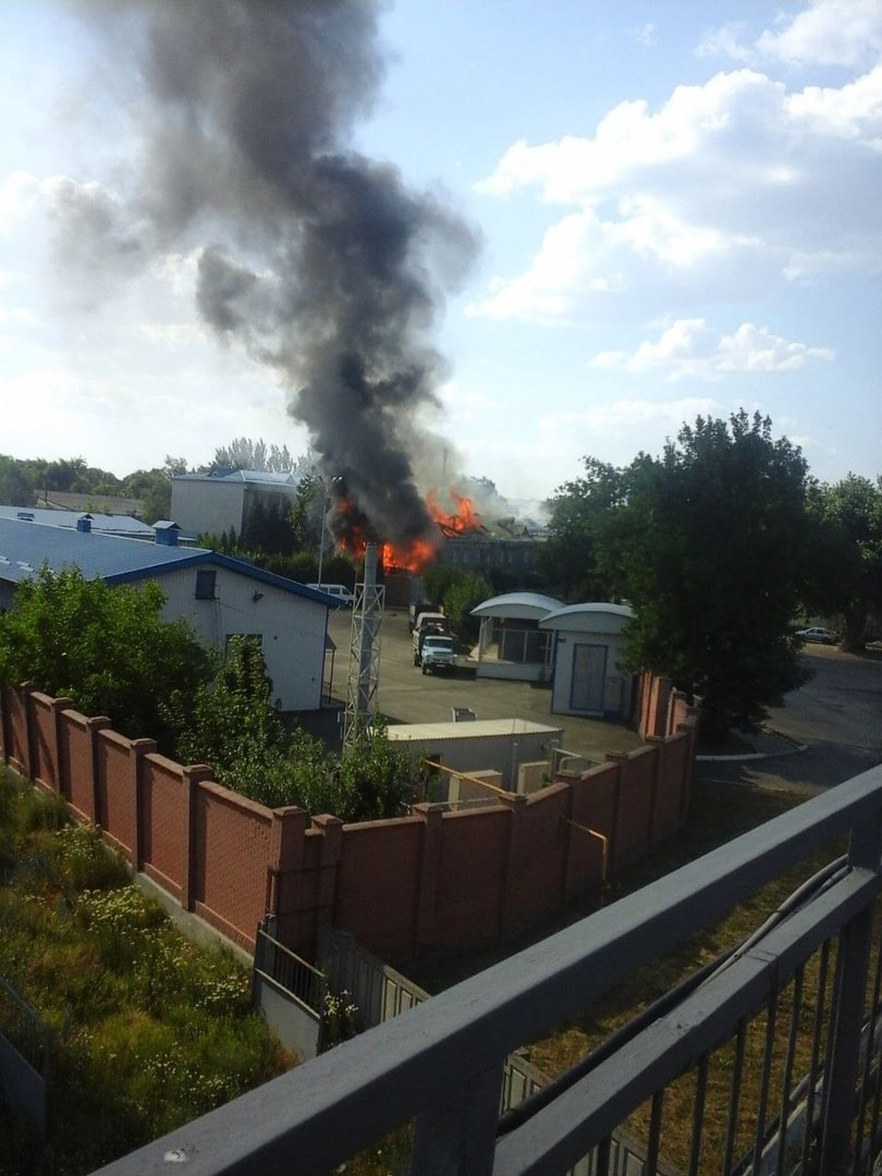 Fire near buildings by railway in Yasynuvata
