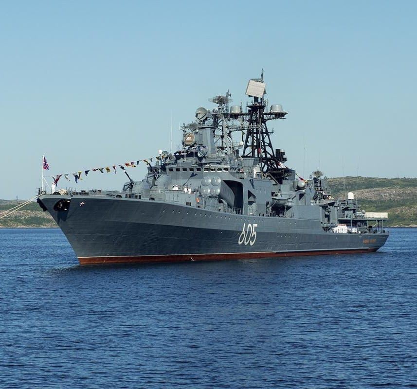 Российский корабль «Адмирал Левченко» горит в Баренцевом море