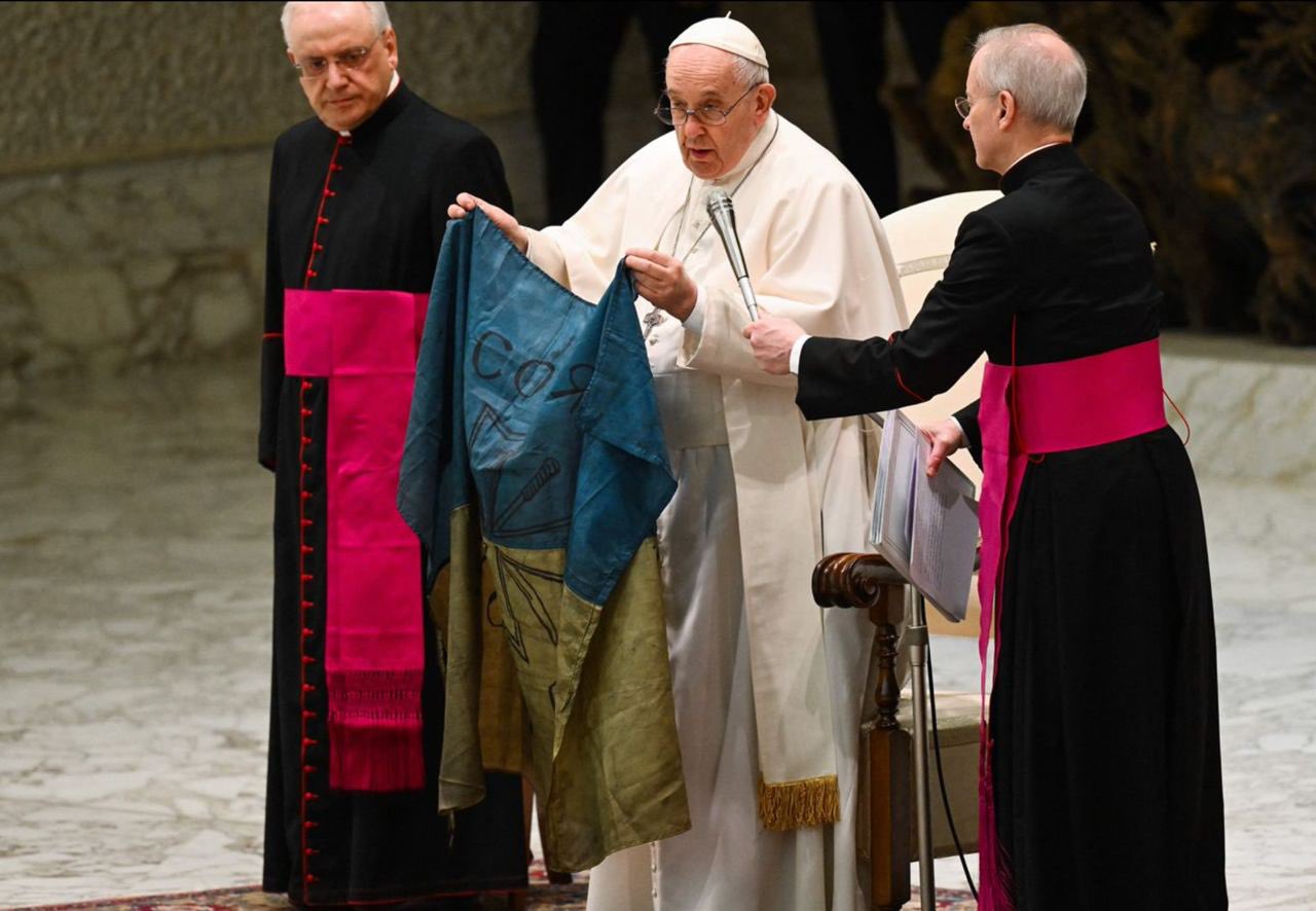 Pope Francis kisses Ukrainian flag, condemns Bucha massacre