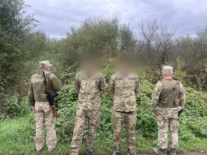 Border guards detain men disguised as soldiers