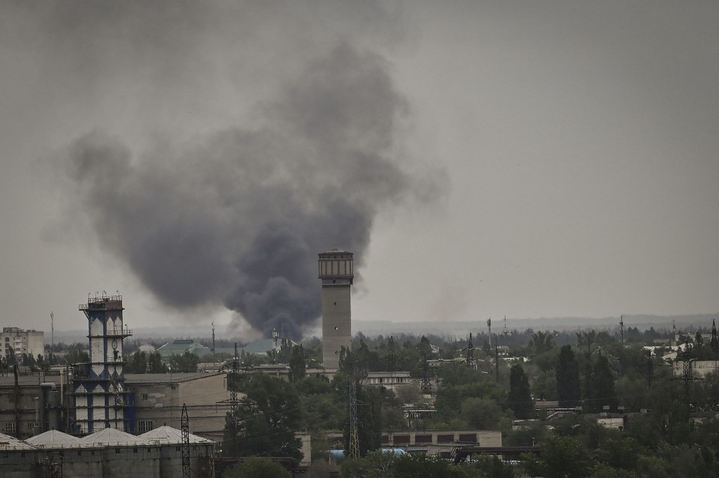 Batailles intenses dans le Donbass pour une route clé