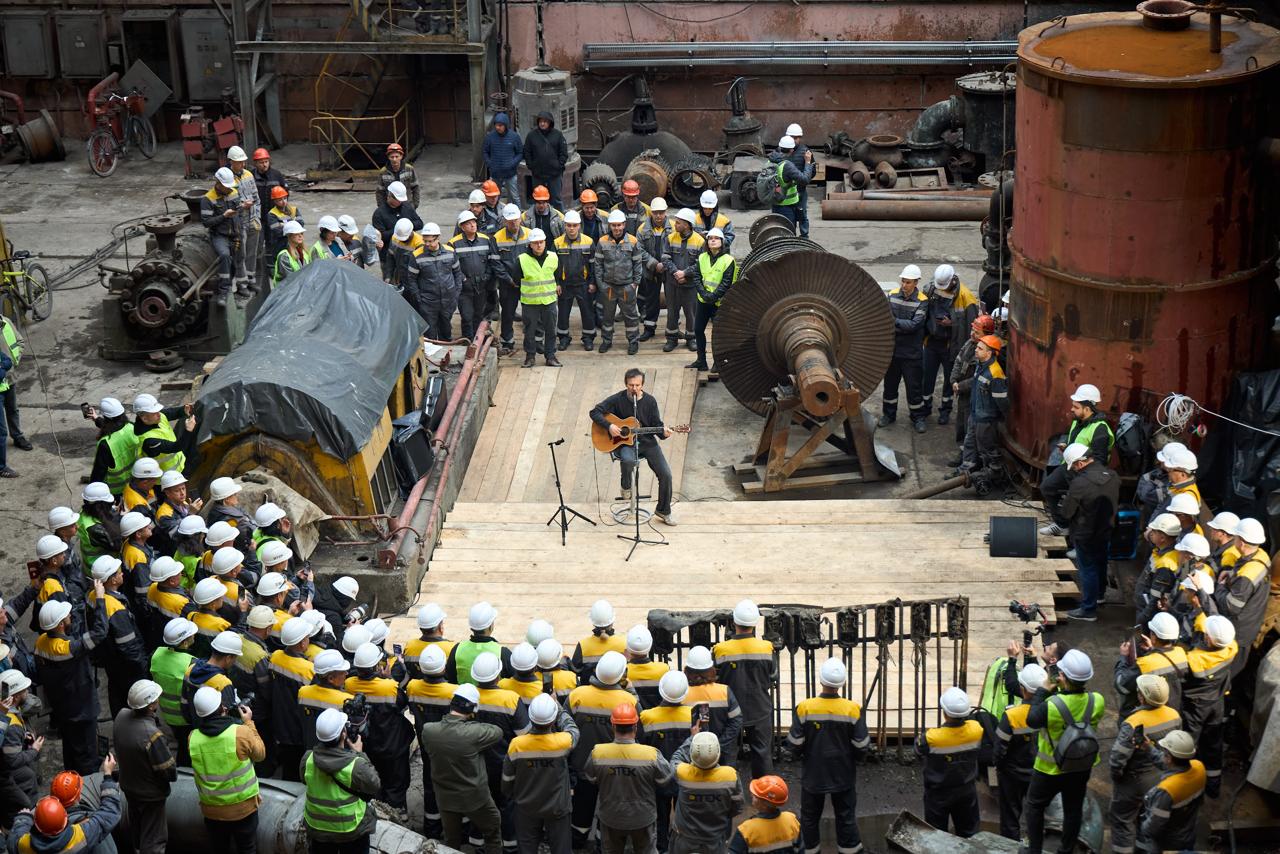 Vakarchuk Performs for DTEK Workers at Destroyed Power Plant
