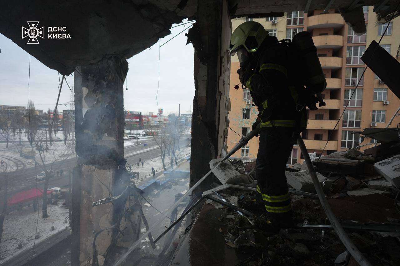 New wave of Russian strikes on Kyiv buildings