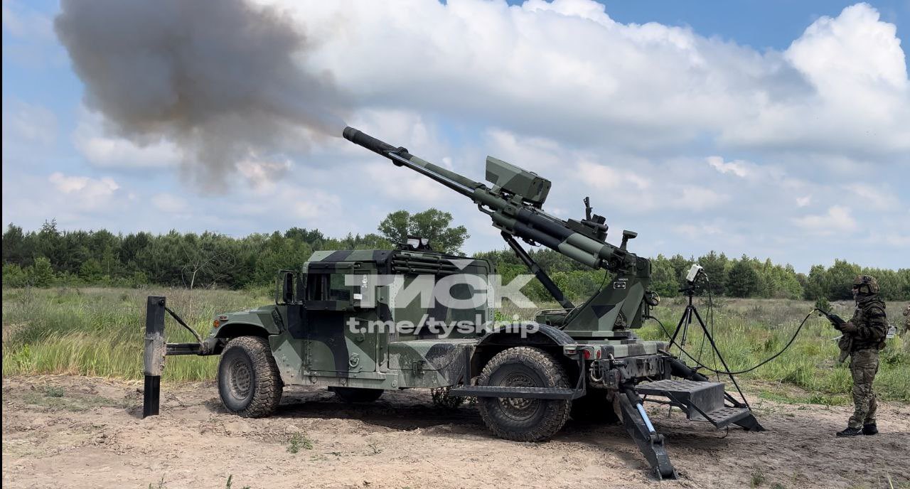 American 105mm Hawkeye Howitzer on HMMWV