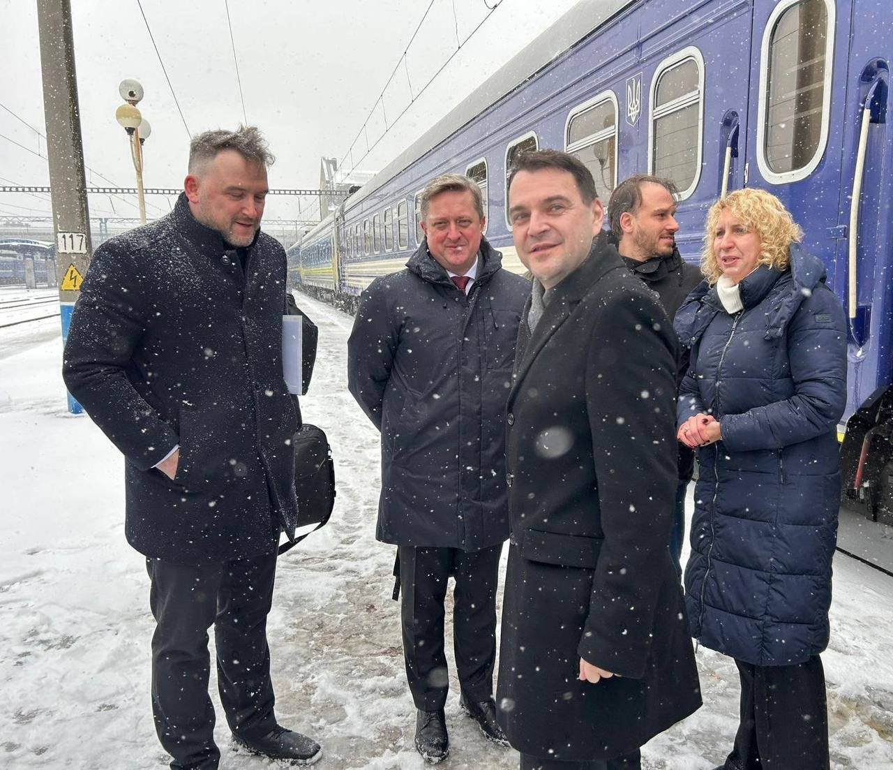 Czech Foreign Minister Arrives in Kyiv Amid Delays Due to Shelling and Weather