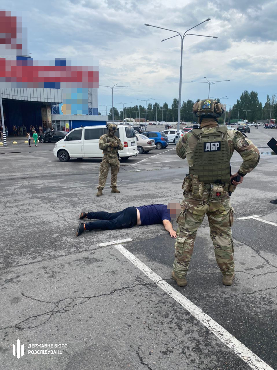 Two military enlistment office employees detained for bribes