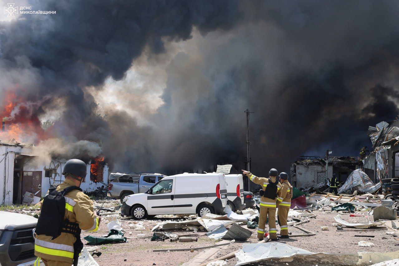Rocket attacks on Mykolaiv: fire at a gas station, 6 injured